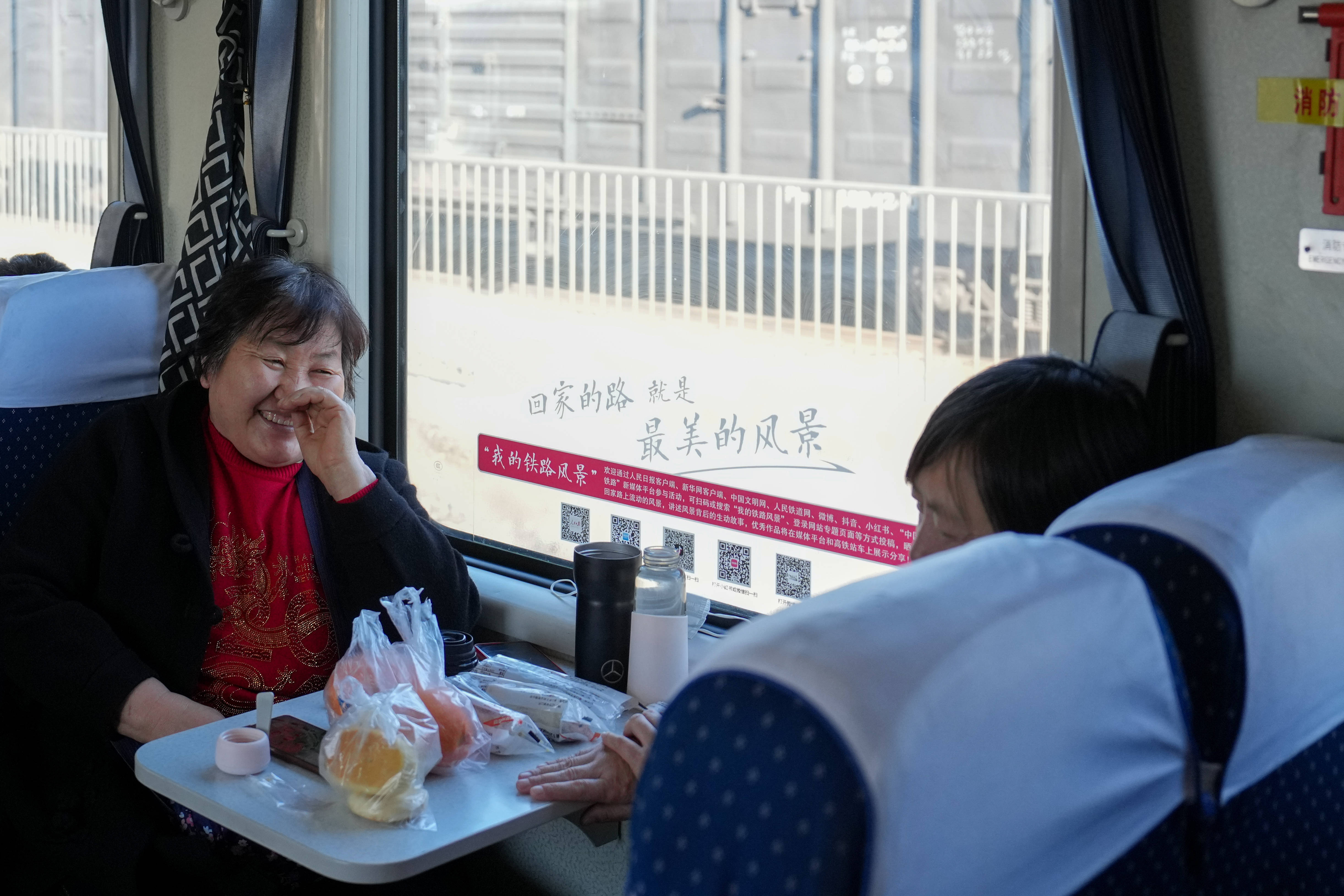 新春走基层丨乘慢火车 赶大集