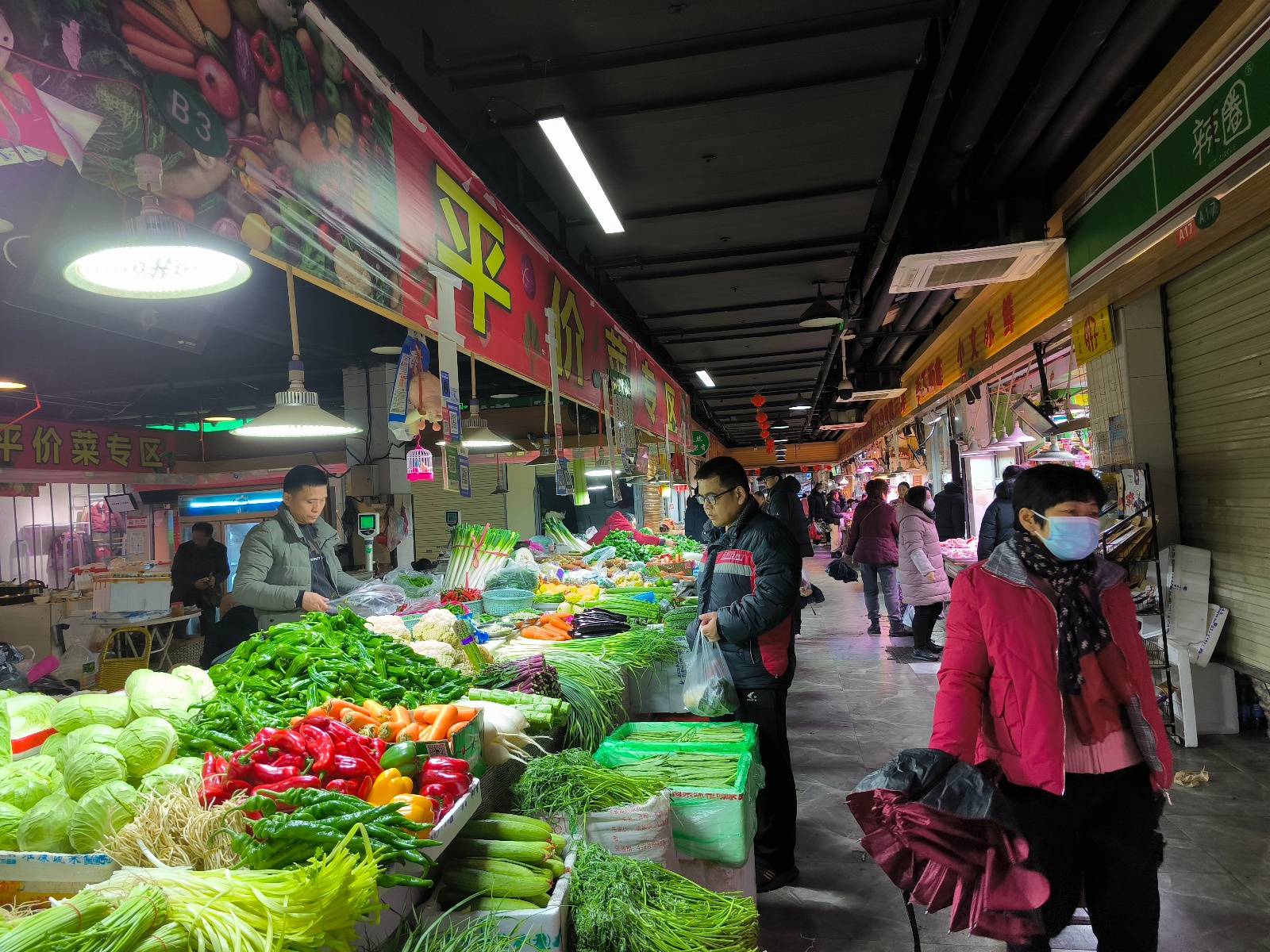 春节前的武汉菜市场：蒜薹泥蒿菜薹走俏黄陂三鲜畅销(图2)