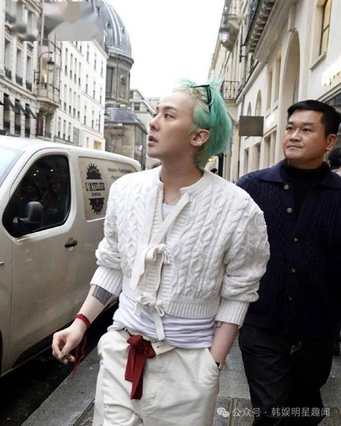 权志龙巴黎时装周惊艳亮相：薄荷绿发色引领潮流，权志龙：巴黎时装周上的薄荷绿时尚风暴