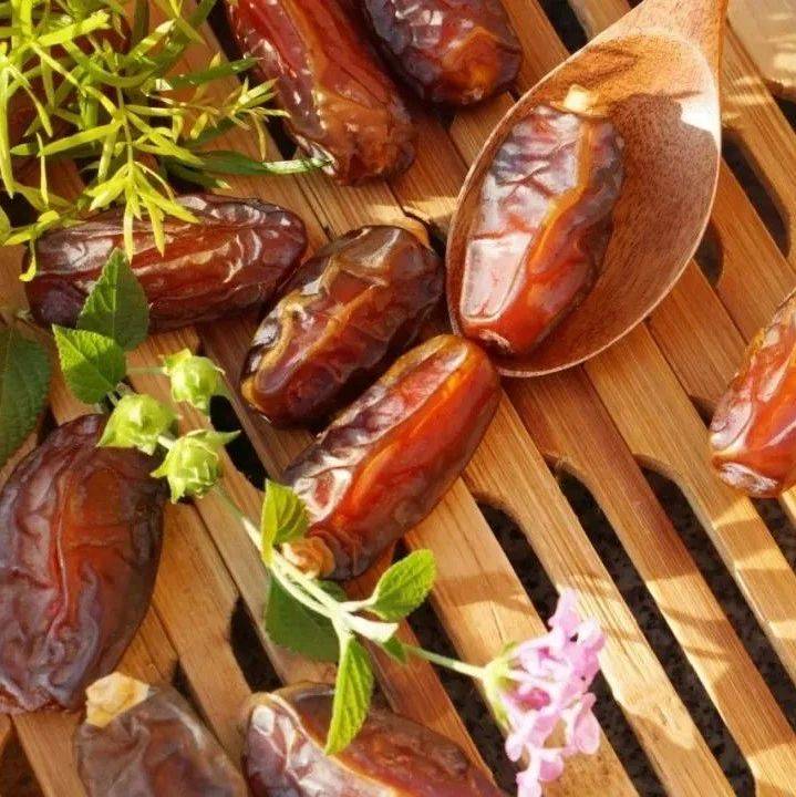 产地食材 在树上风干的椰枣,自然果糖,甜而不腻_甜度_沙漠_果肉