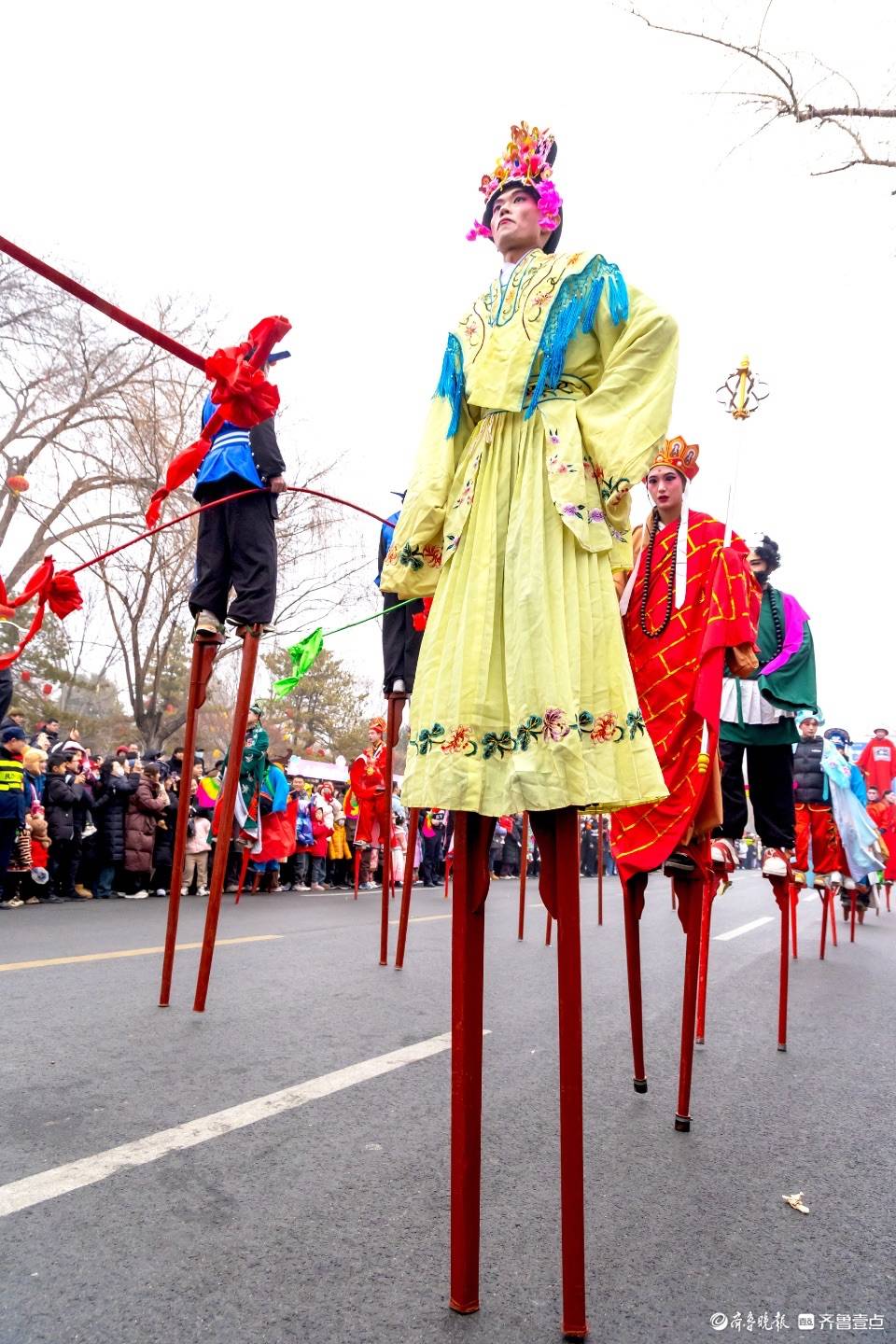 非遗节目贺新春,明湖市集高跷表演精彩纷呈