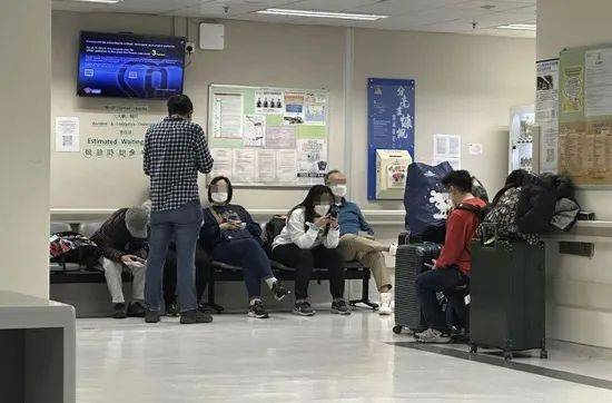 突发！旅游大巴车祸，有乘客身亡