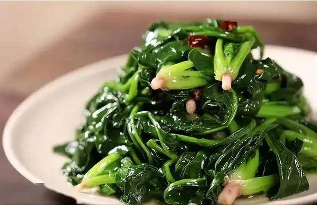 揭秘：对老年人有害的隔夜菜，隔夜菜：老年人健康的潜在威胁
