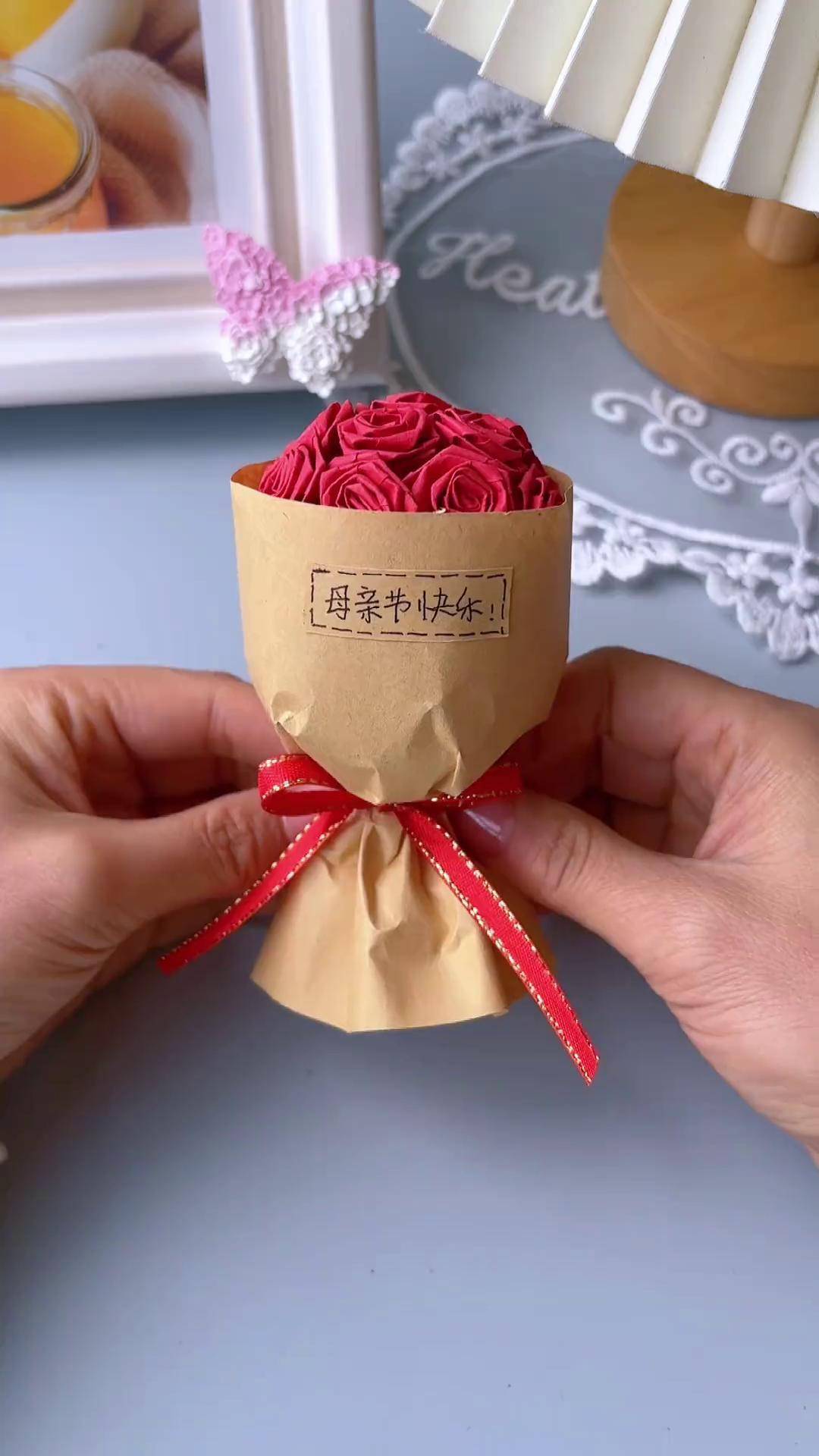 女神节快到了,用小纸条给妈妈做一束简单又好看的玫瑰花束吧!