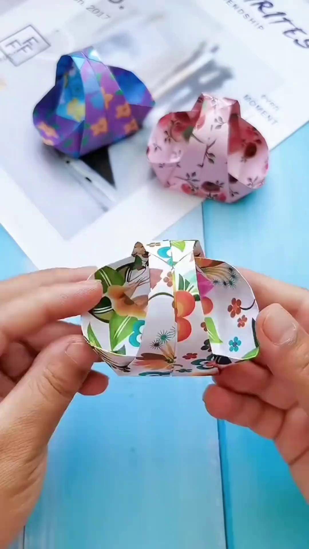用彩色手工纸折好看的小花篮,一起去户外收集野花吧!