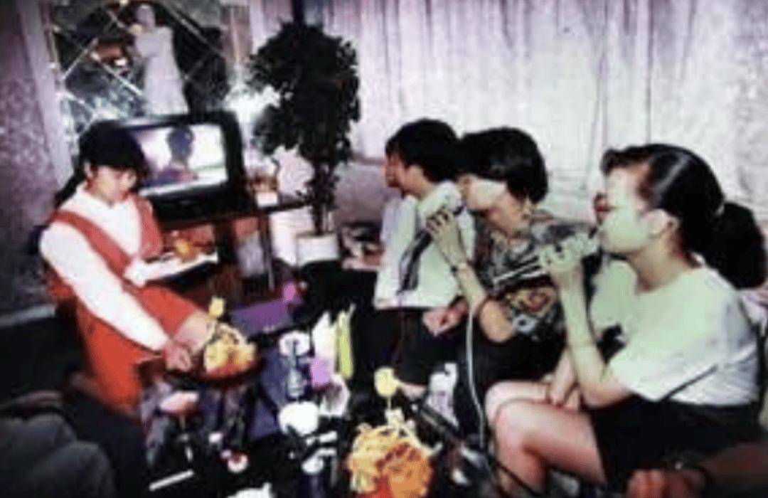 KTV：一代人青春记忆中的没落娱乐地标 KTV辉煌不再：从顶流到颓势的变迁
