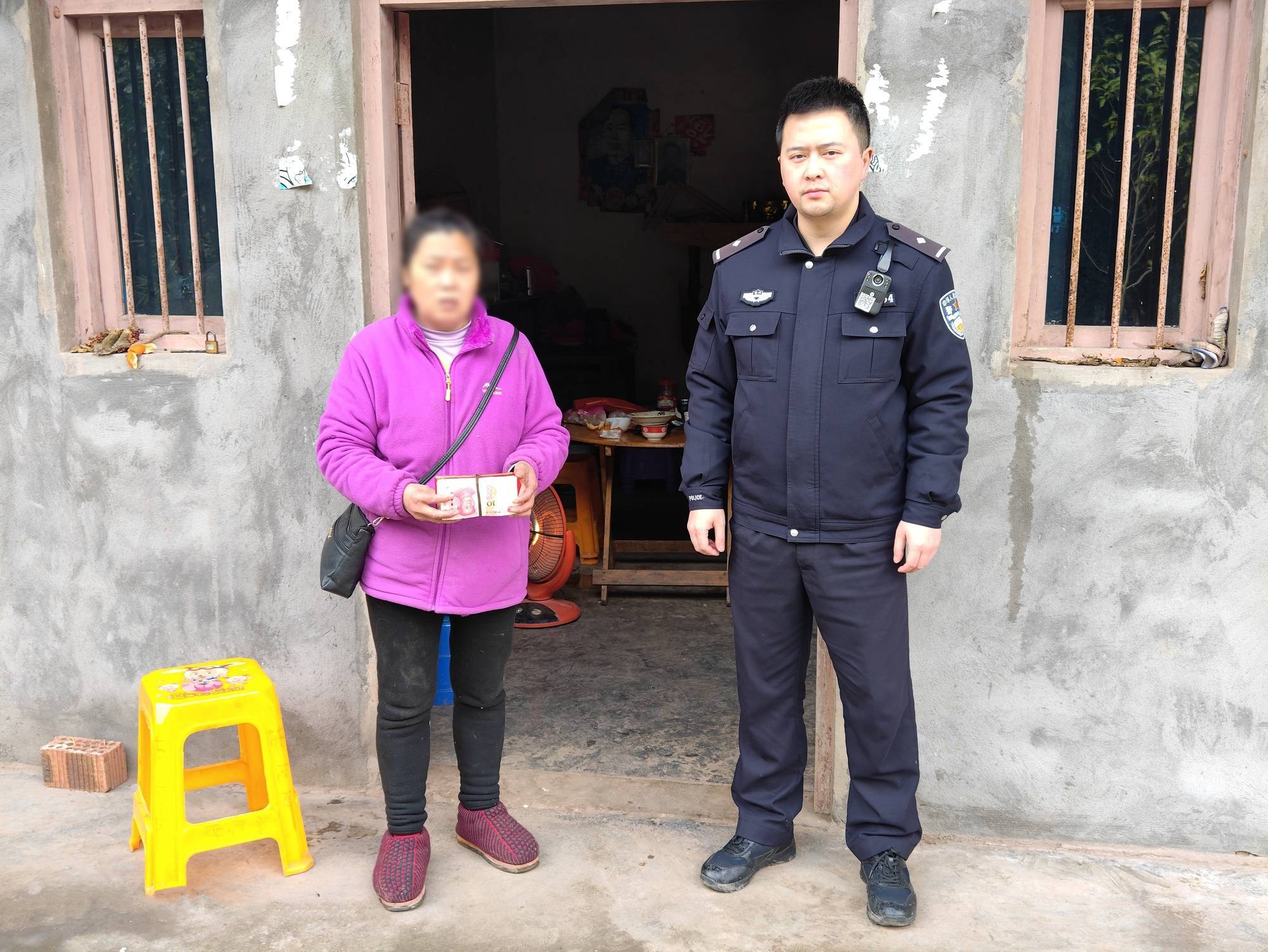 大足区公安局供图)当天上午10时许,高升派出所值班民警接到杨女士电话