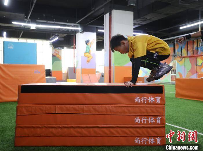 宁夏银川：跑酷少年乐享假期(图3)