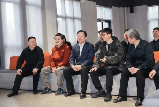 成都市委书记调研《哪吒2》制作公司 与饺子等主创团队交流