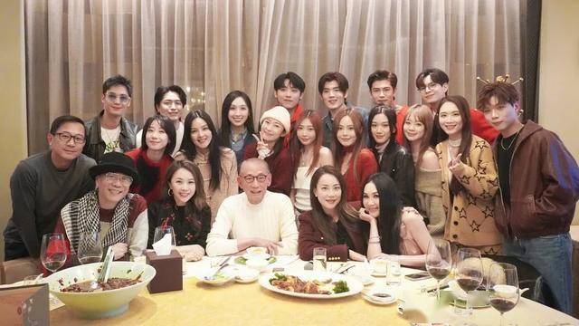 英皇新春团拜：艺人齐聚话新年愿望，英皇娱乐新春团拜晚宴：众星云集