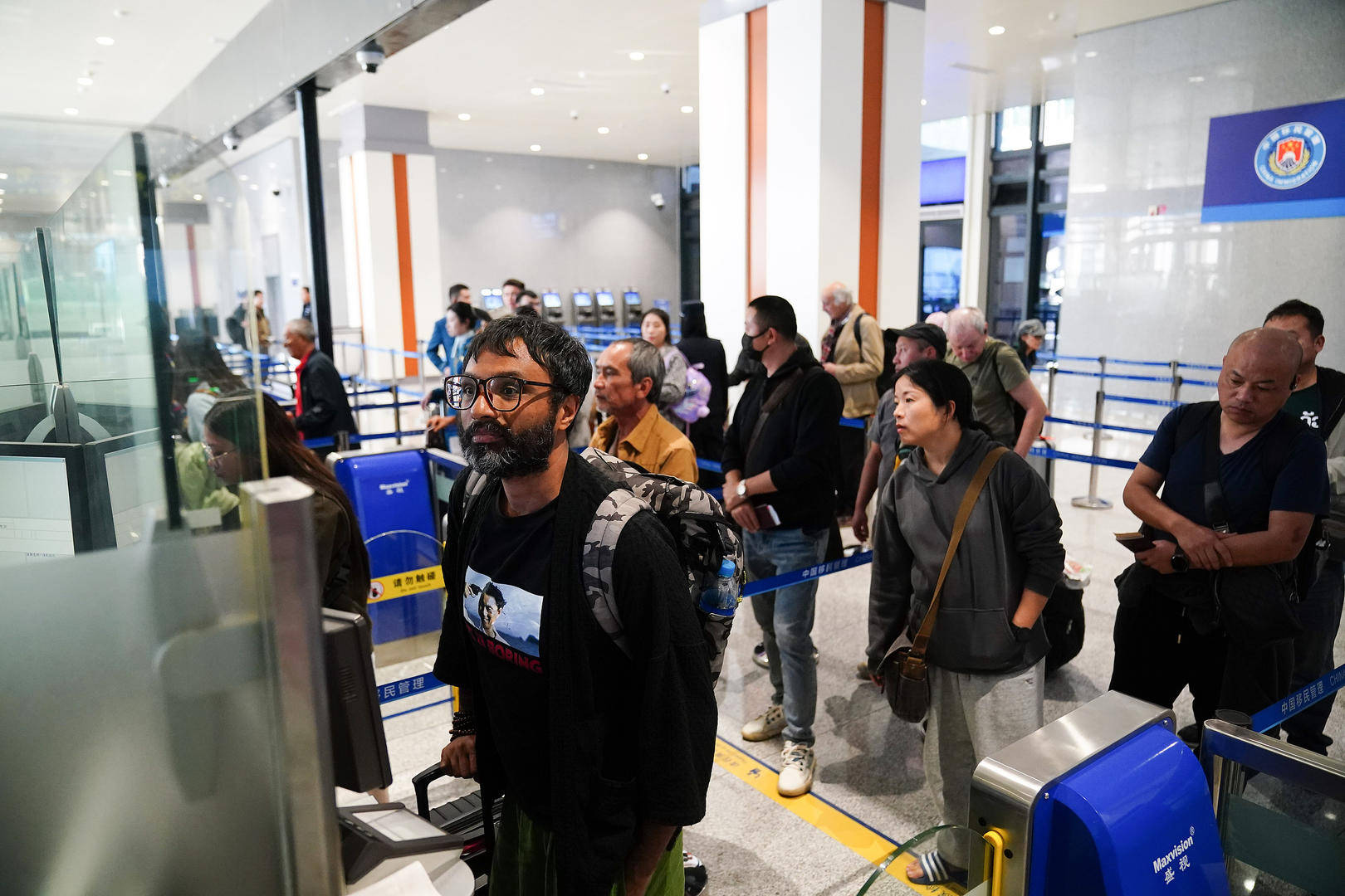 免签政策放宽后的入境游：英国游客在张家界被“美哭” 有人辞去银行工作当英文导游-华闻时空