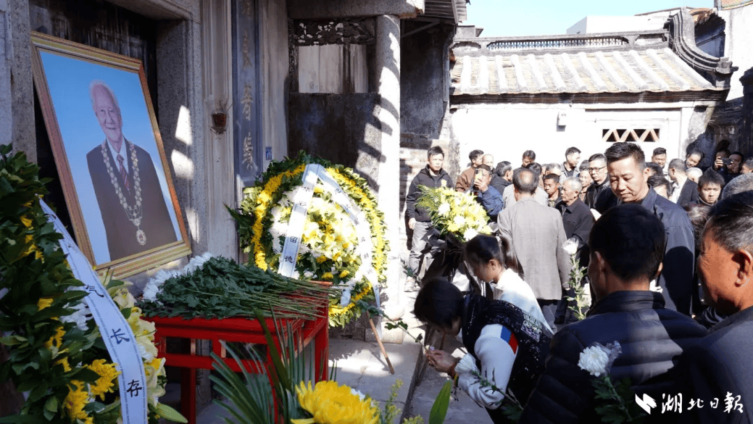 武汉的鲜花被抢光了这张合影已空无6686体育网址一人…(图16)