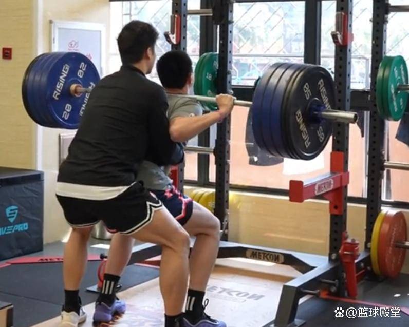 胡明轩更新力量训练，全蹲达到160，杜锋亲承：越来越好！