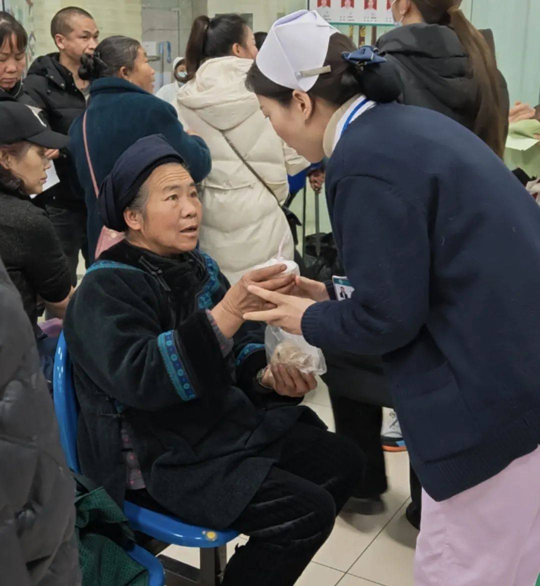 暖哭了州医院门诊大厅发生动人一幕