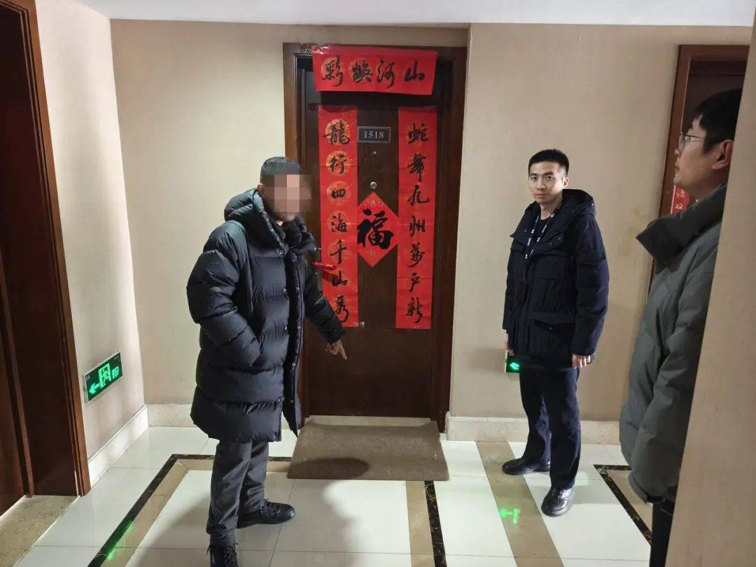 出租屋里惊现神秘男子人在老家的女主人看监控威客电竞下载急了：这谁啊？(图2)