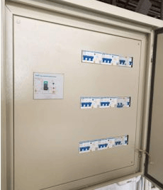 材料制成的屏护挡板是否完好,以保证在打开配电箱时仅能看见电源开关