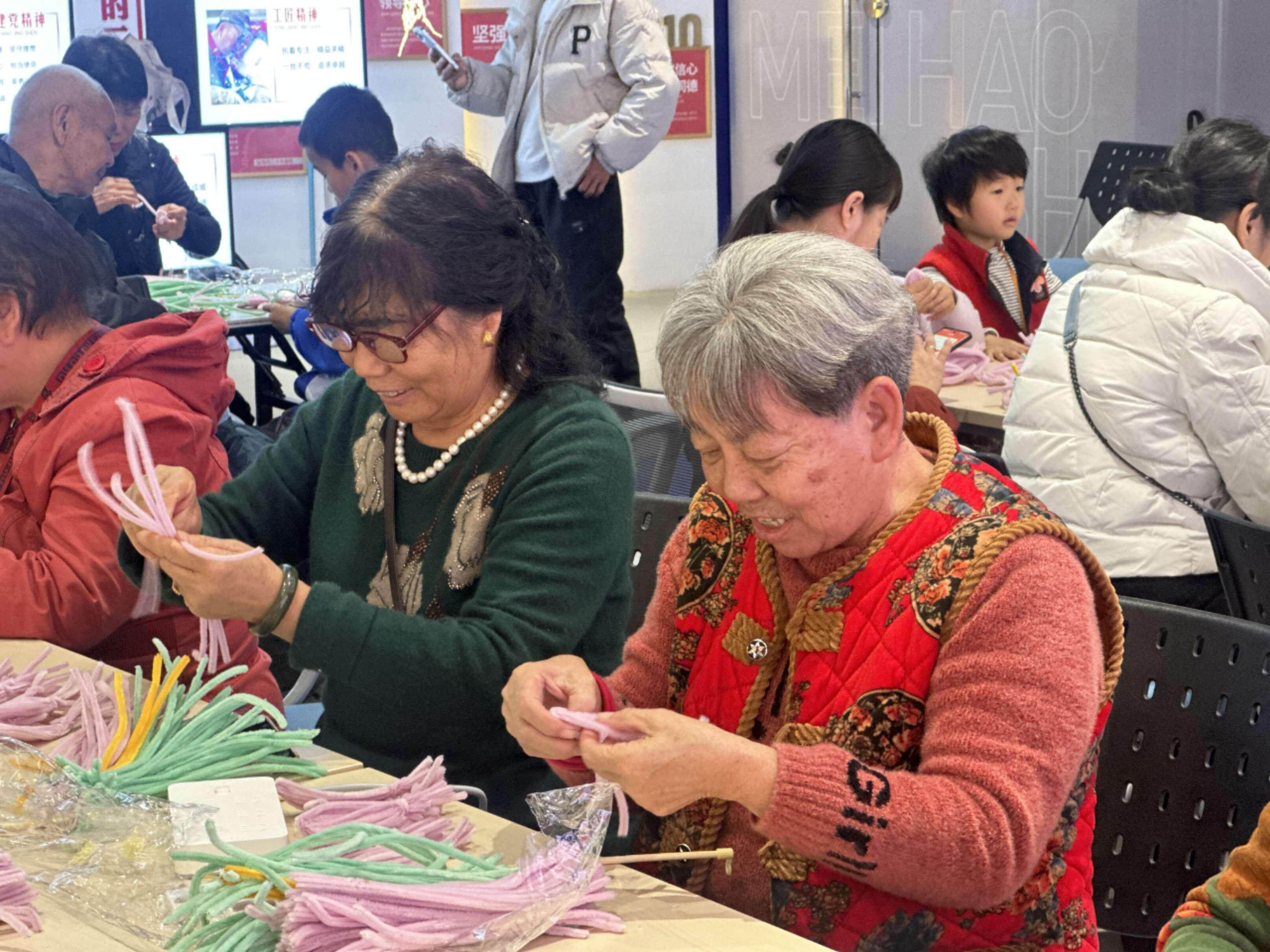 玉塘街道开展"荷你相遇,好运莲莲"老年人手工diy活动