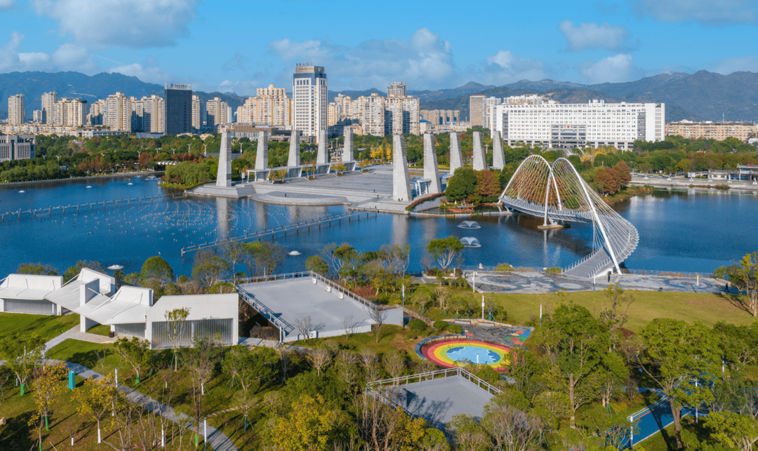 休闲主题公园」由灵溪镇中心湖公园,塘河生态公园,状元公园,水景公园