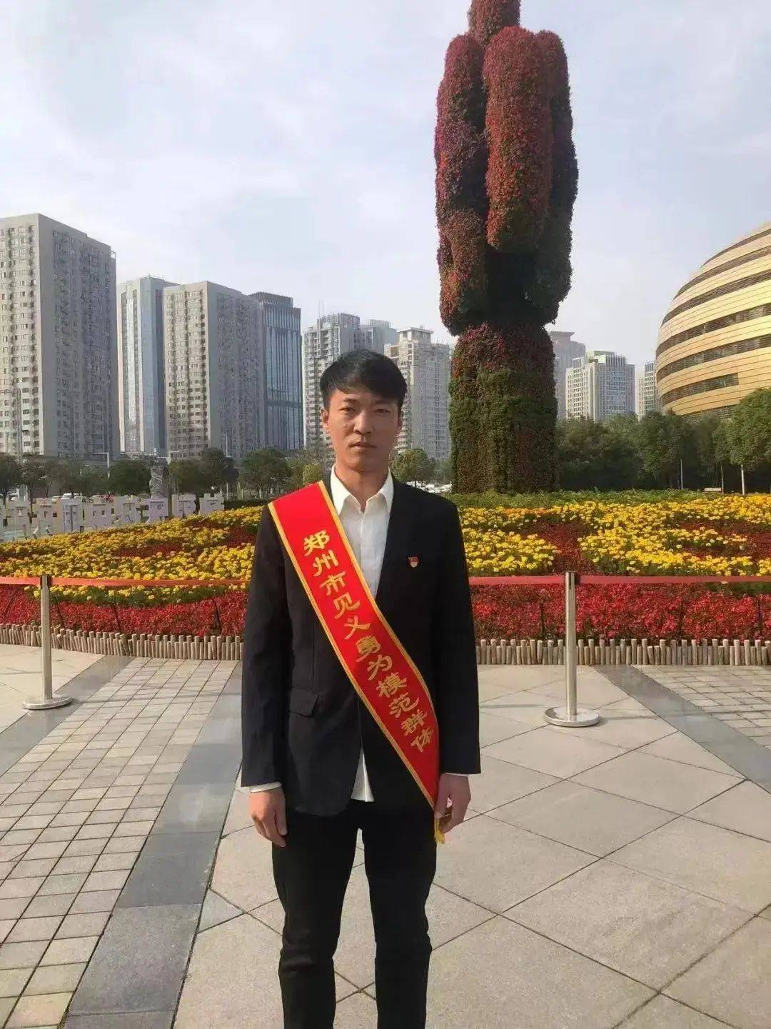 揪心！郑州暴雨中“劈”车救3人的“菜刀哥”，病危进ICU抢救