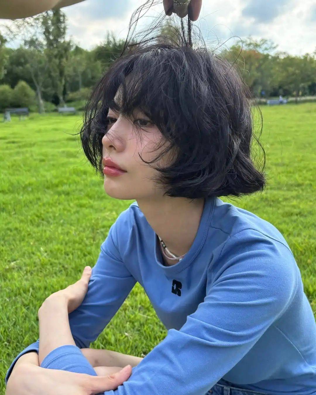 首先如果你的面部偏骨感特别是下庭占比重的脸型选错发型真的是灾难