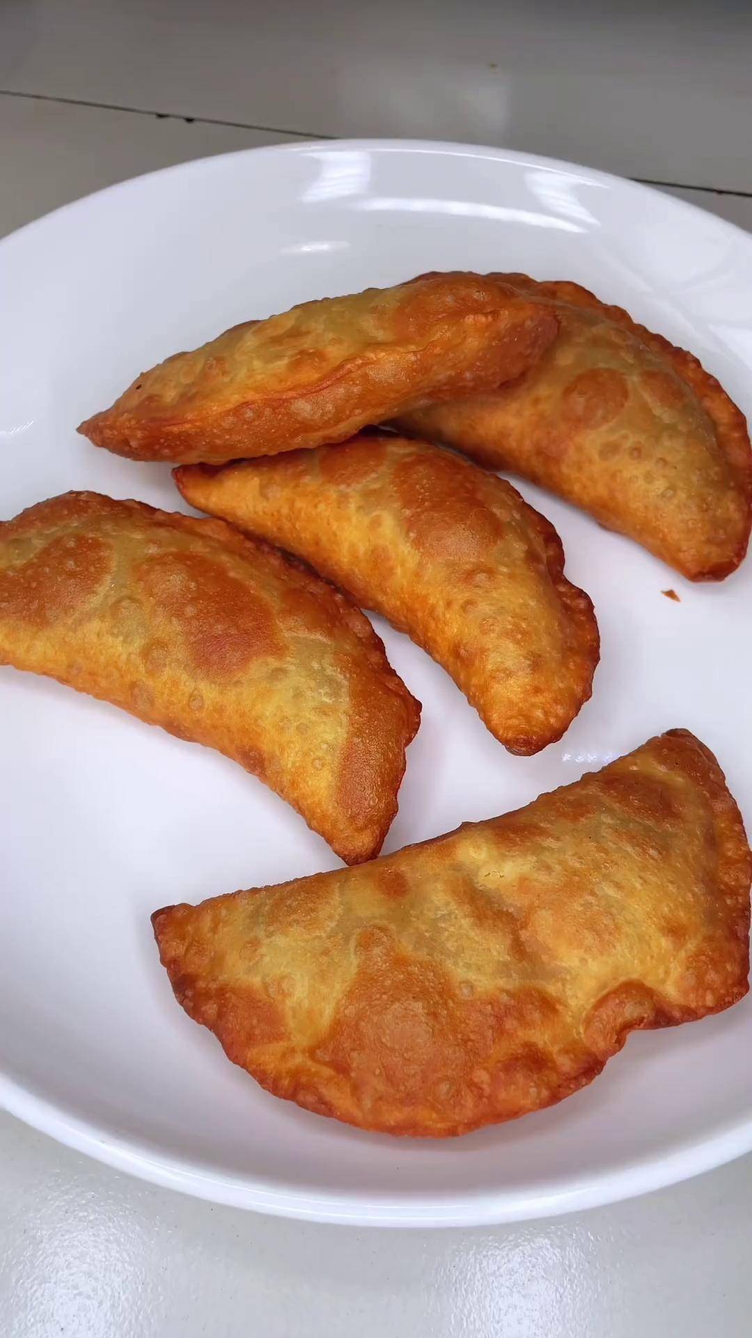 孩儿他爸最爱吃炸菜角了,一会儿功夫炸了一大盘,外皮酥脆,皮薄馅多