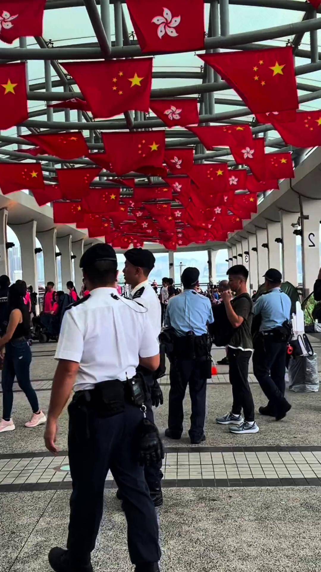 一年一度这个时间,香港街头随风飘扬的国旗区旗迎国庆气氛拉满迎国庆