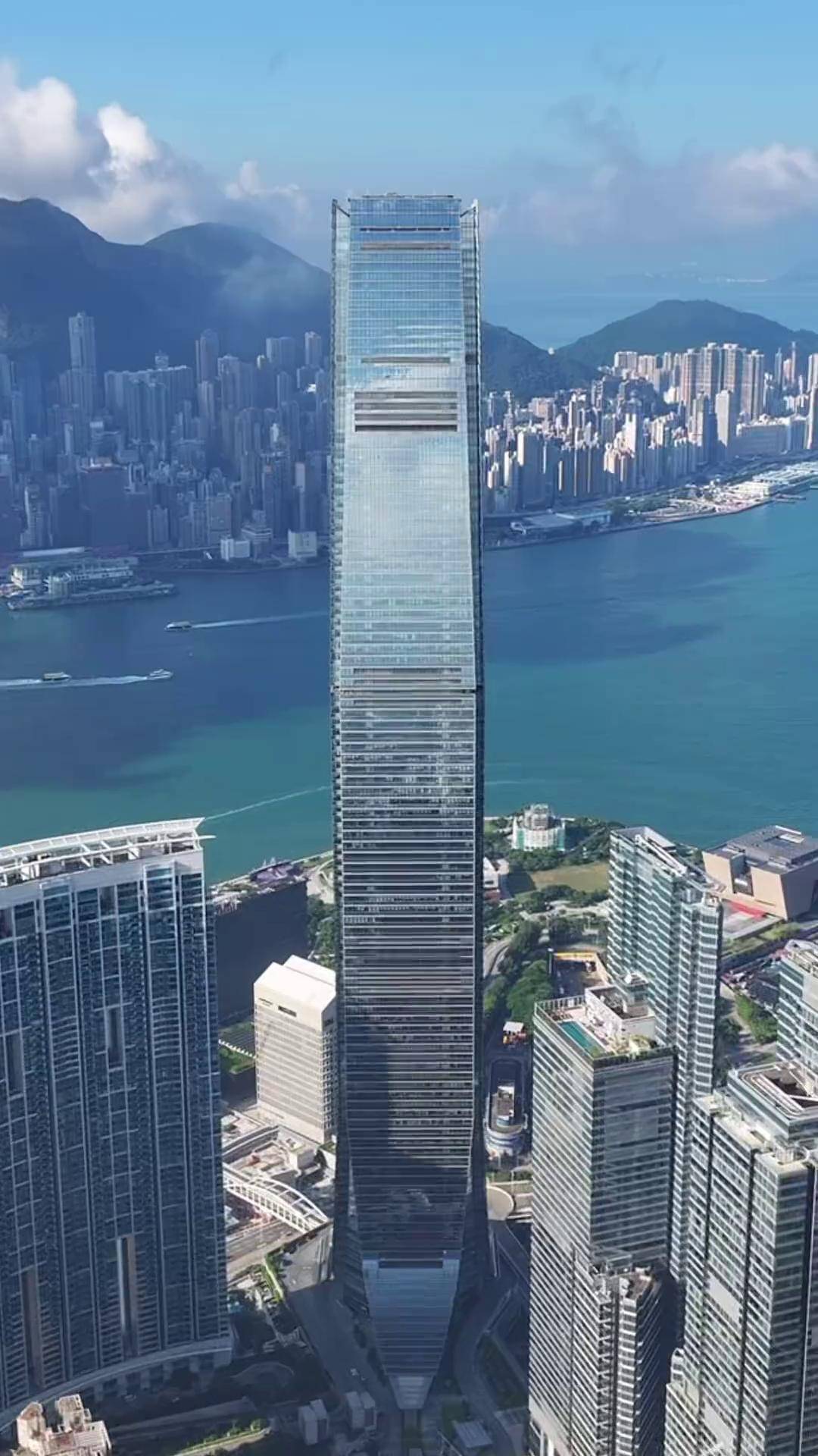 香港最高建筑环球贸易广场,总投资两百亿,整栋大楼高度484米,与中环