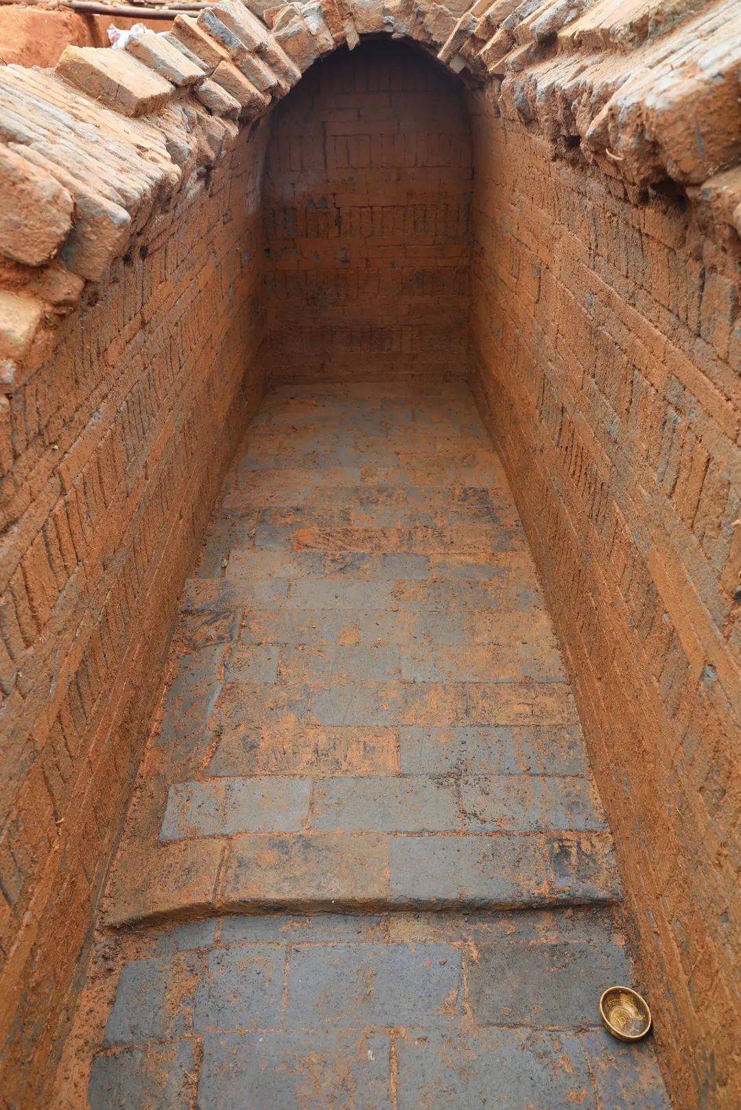 浙江绍兴市兰亭村南朝墓发掘简报