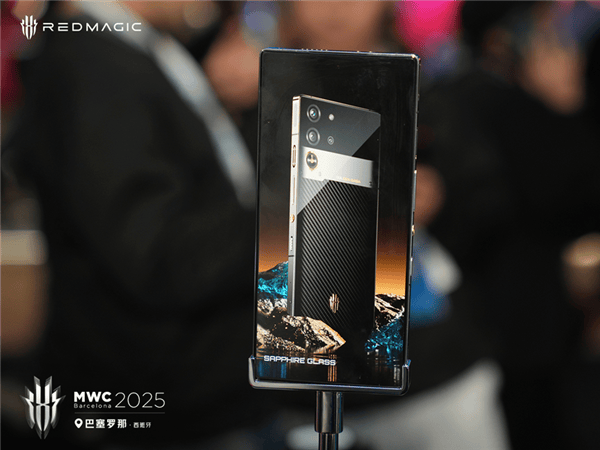 红魔MWC2025大放异彩:4K裸眼3D游戏本领衔,电竞生态全面升级!_Pro_性能_散热器