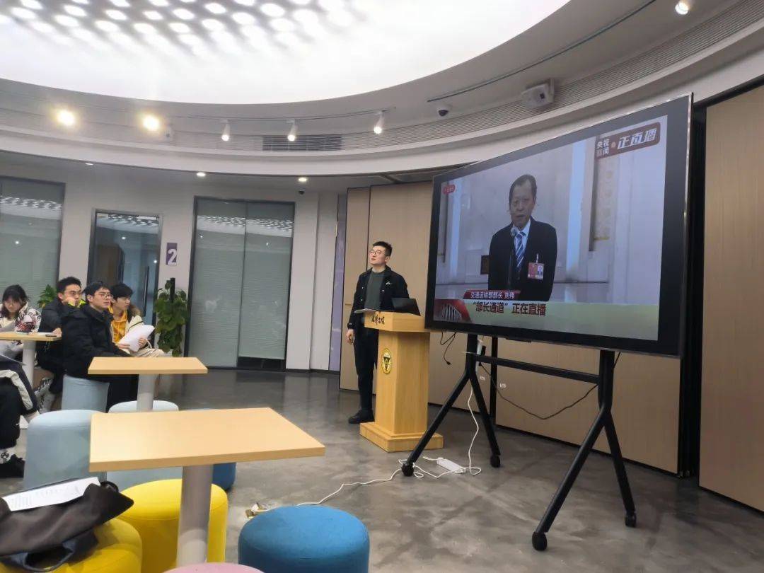 两会直播热议(两会直播间)