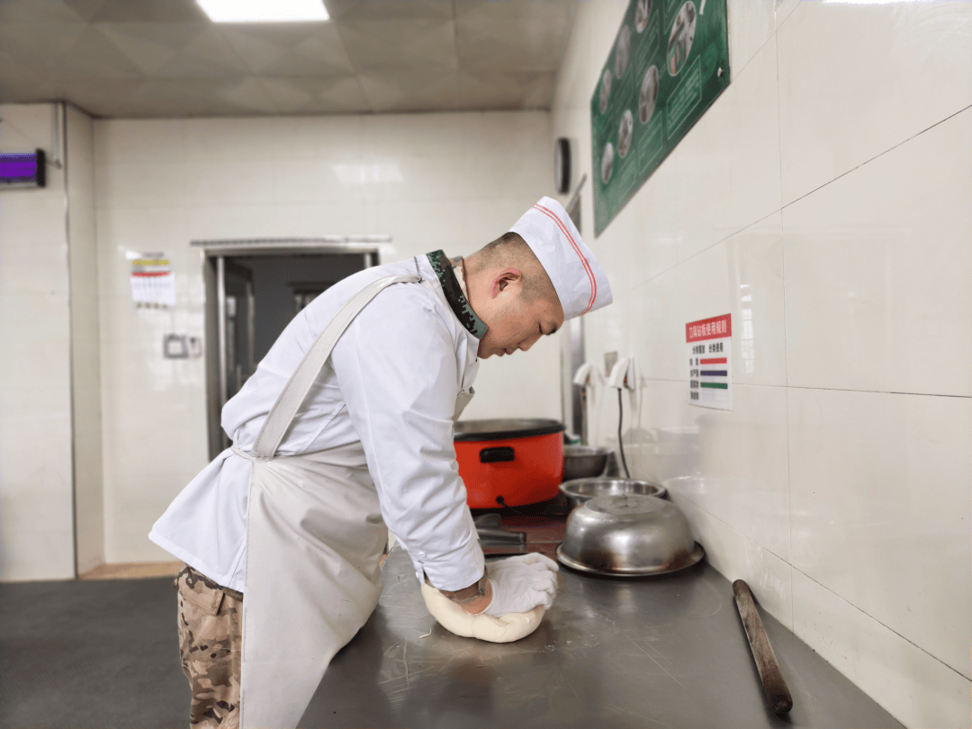 对于"额外"增加的工作量炊事员们没有丝毫怨言只为夜里执勤下哨后的