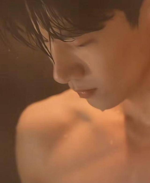 男演员身材很重要同样演洗澡31岁白敬亭与32岁欧豪对比很明显