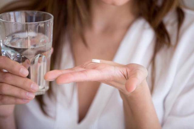 降血糖药背后：糖尿病患者不可不知的饮食风险 长期吃降糖药，这些饮食“陷阱”你避开了吗？