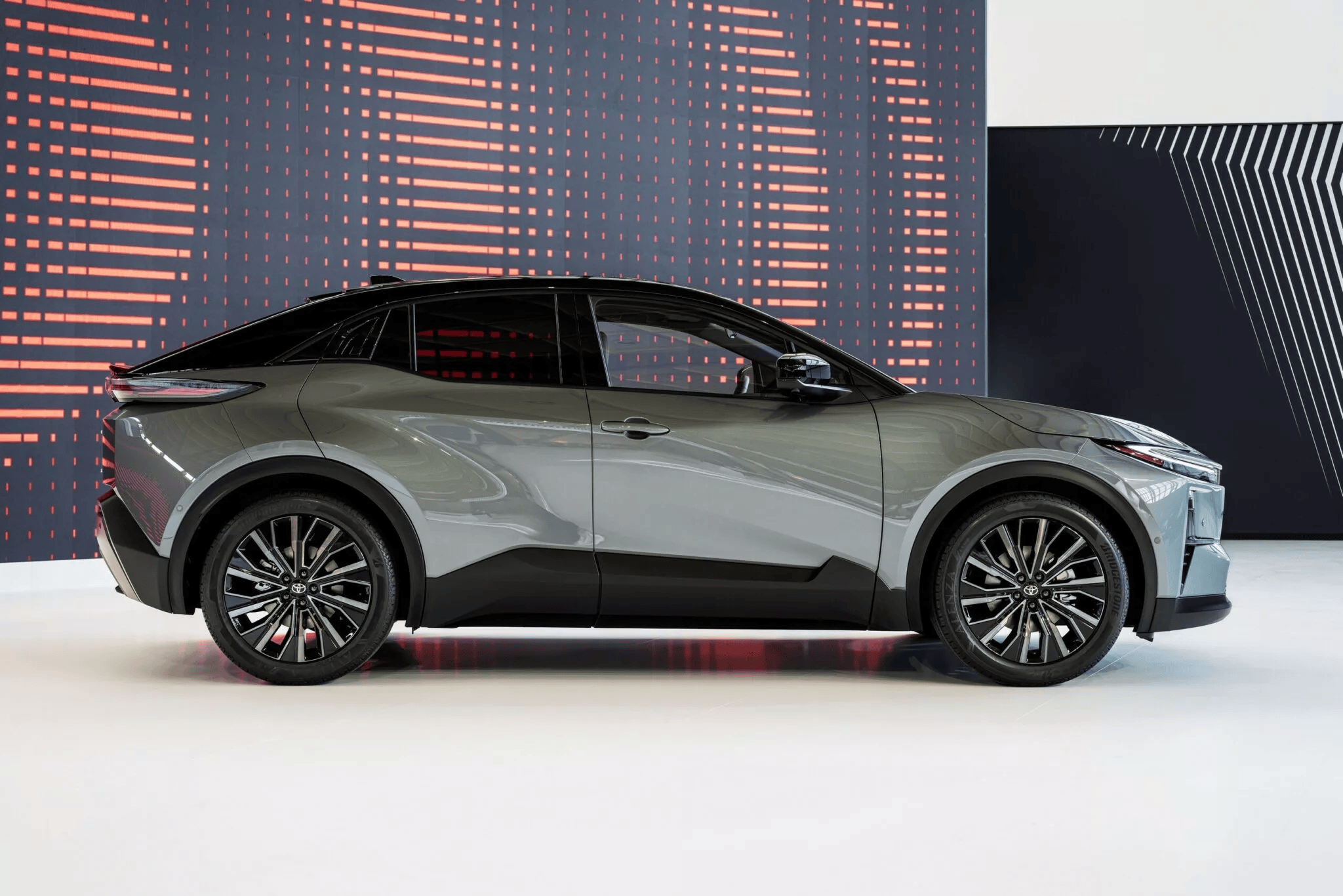 丰田全新纯电SUV C-HR+亮相，e-TNGA 2.0平台打造续航达600公里