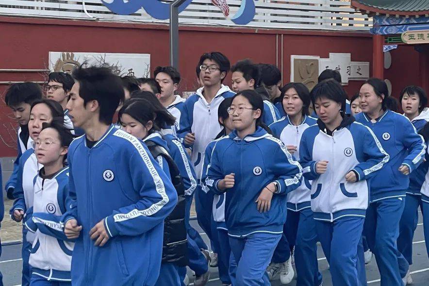 12北京十一中关村科学城学校师生共同参与到校园阳光跑中他们奔跑在校园