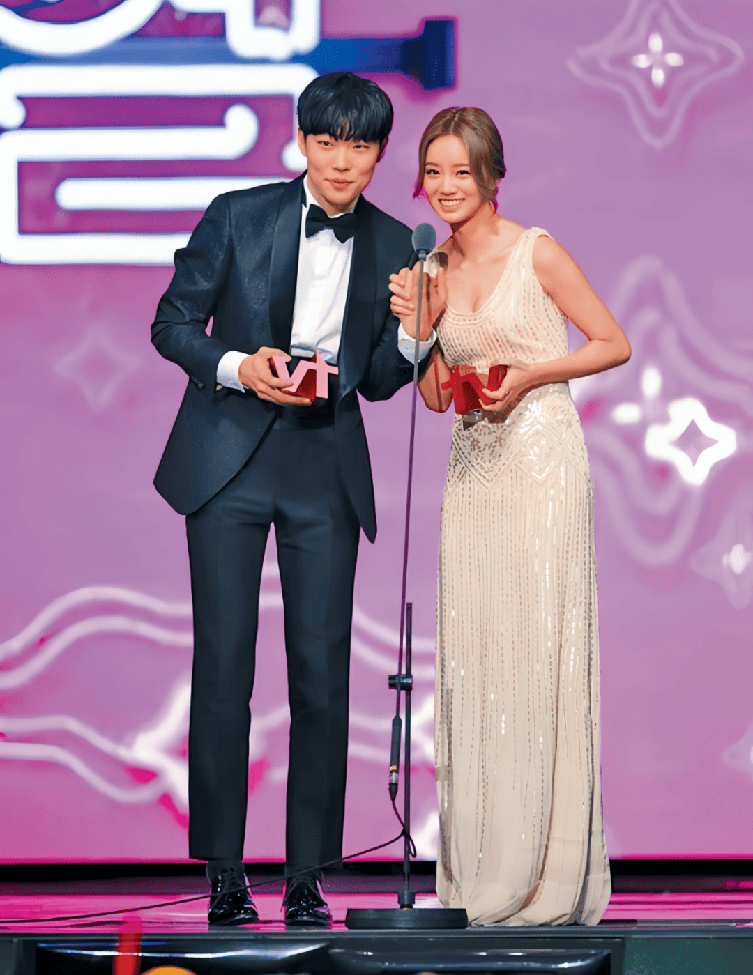 拍摄《请回答1988》后,惠利和"狗焕"的扮演者柳俊烈因戏生情,2017 年