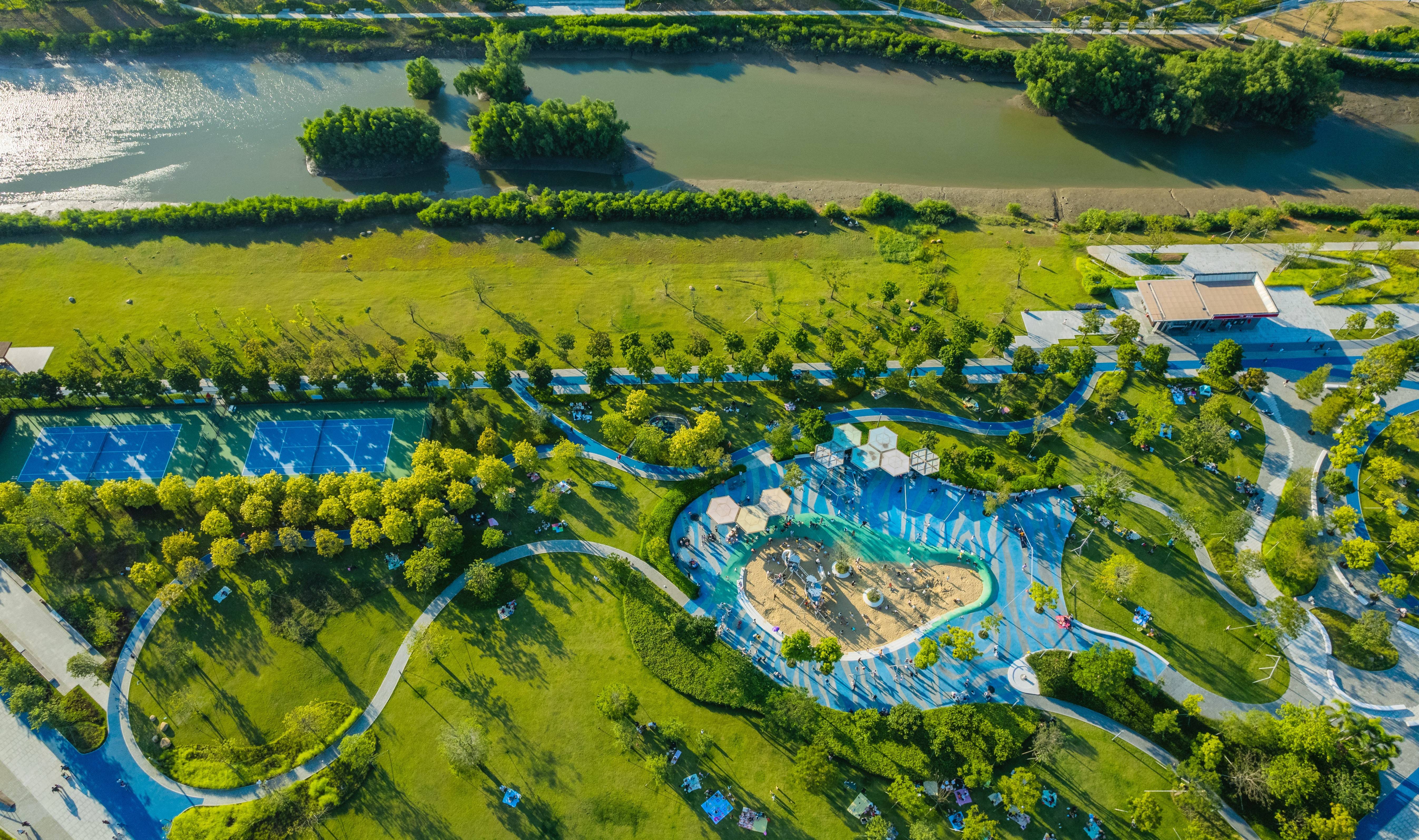 自成立以来,滨海湾新区就坚持"功能为主,景观为辅"的原则,将绿美生态