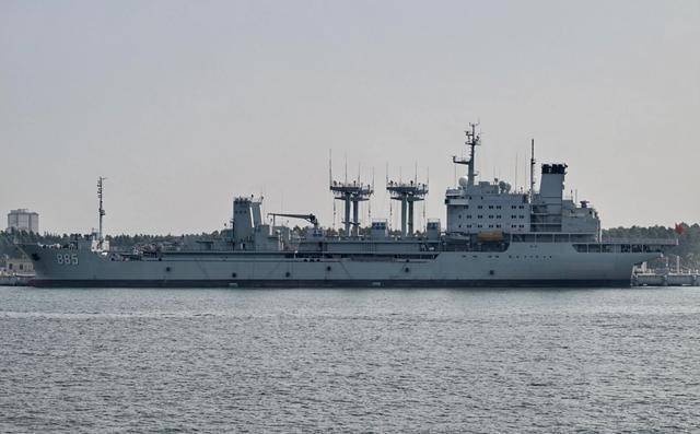 中国“青海湖号”补给舰：看似“亏损”实则大功臣