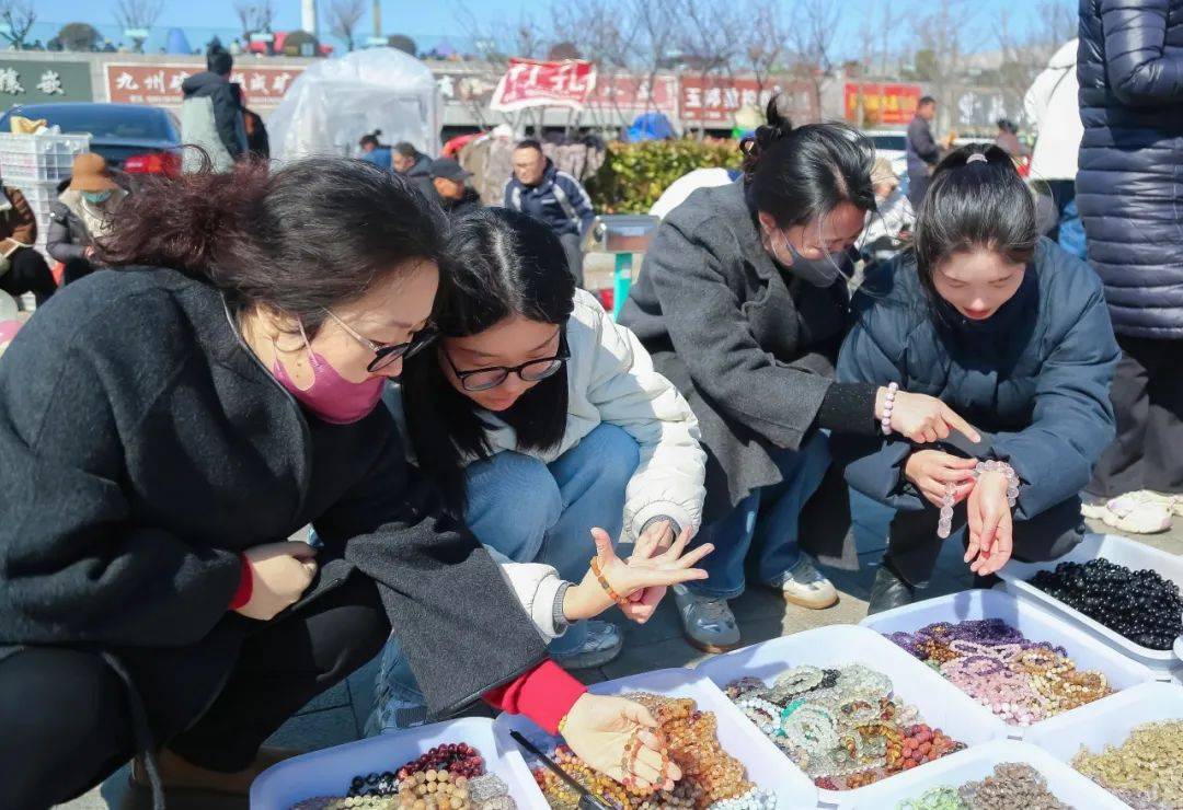 东海水晶大集：跨境电商助力下的国际盛会，走进东海水晶大集，领略水晶世界的无限风采