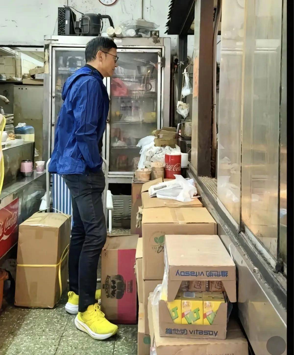 苗侨伟与任达华澳门高尔夫对决：岁月无痕，风采依旧