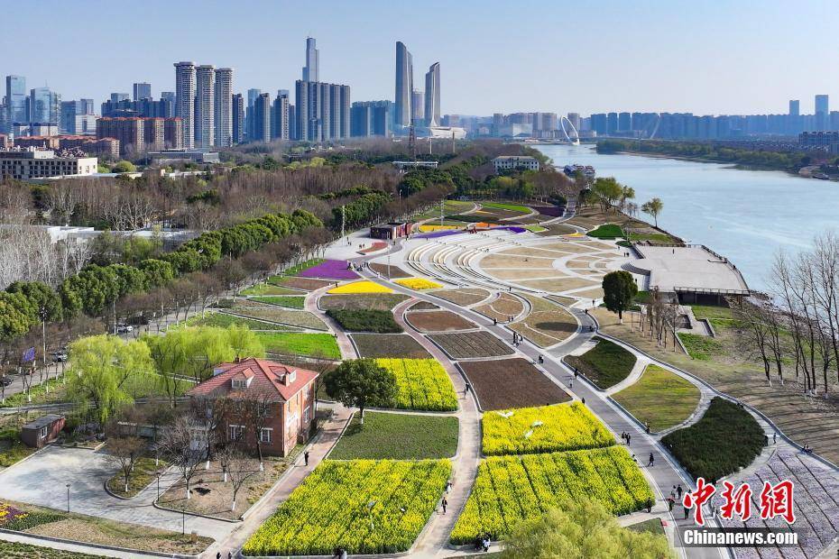 航拍南京滨江风光带 春意盎然美不胜收