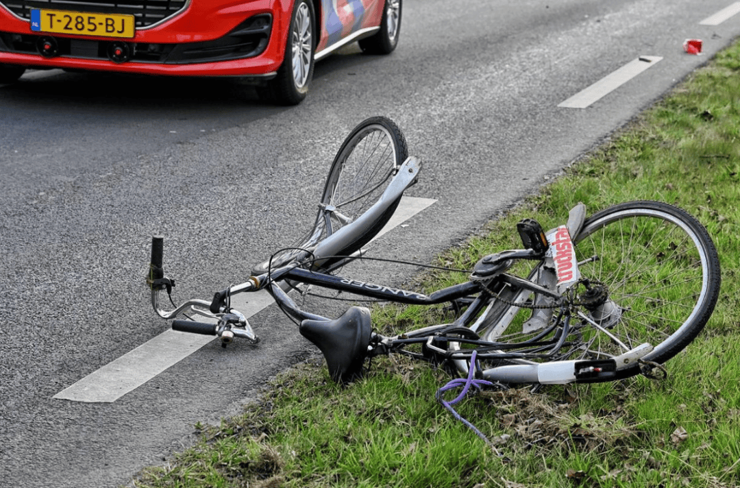 荷兰周末交通事故频频:着火汽车烧死两人;骑单车少年被汽车