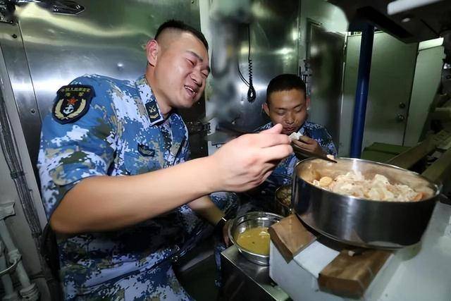探秘航母官兵的“舌尖盛宴”：为何吃得如此之好？，航母官兵饮食大揭秘：高待遇背后的原因