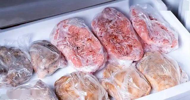 惊！冰箱竟成肠癌“帮凶”？这些食物你还敢多放吗？ 警惕！冰箱储存食物不当，可能会增加患肠癌风险