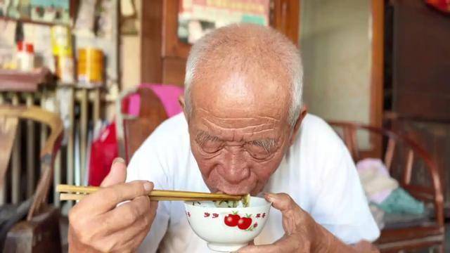 65岁后早餐避开这些食物，健康无忧！，为老人健康护航，早餐别碰这些食物！