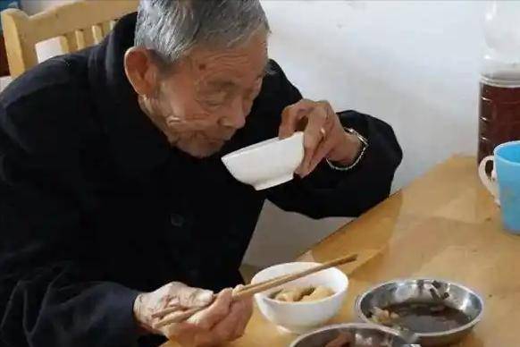 小心！身边的老年痴呆隐形“推手”，远离这些物品，给大脑上把“安全锁”