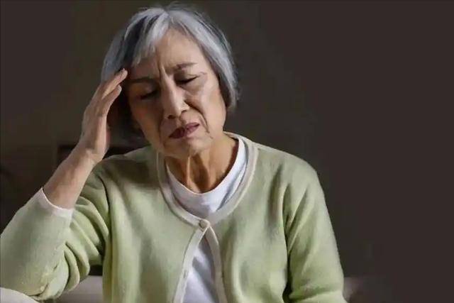 小心！身边的老年痴呆隐形“推手”，远离这些物品，给大脑上把“安全锁”