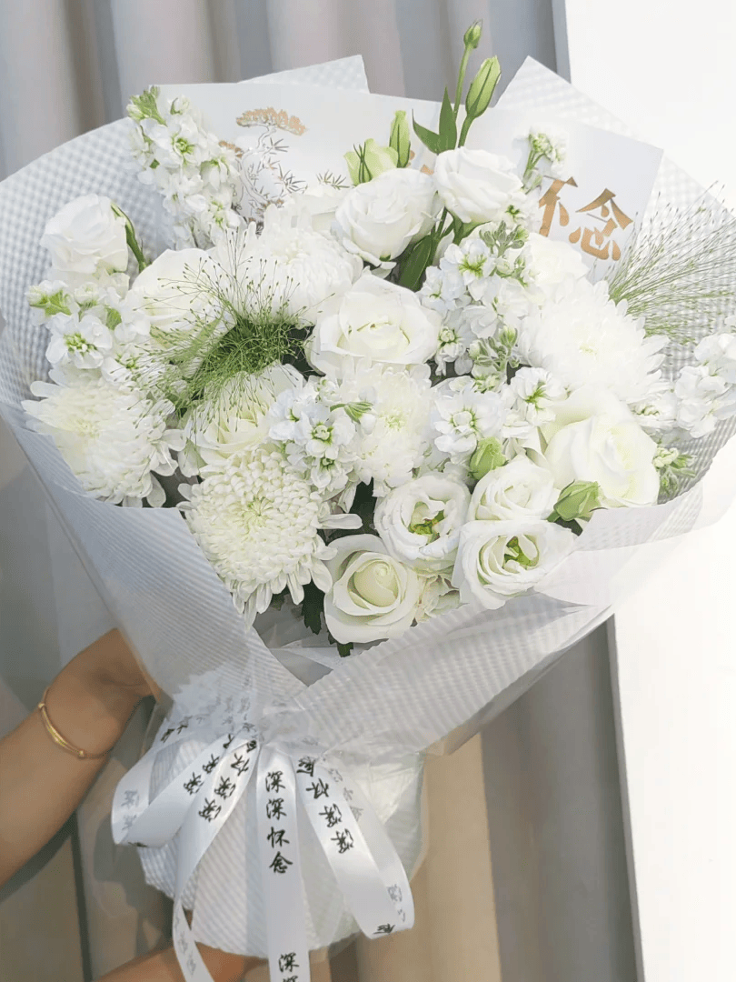 清明鲜花寄哀思,文明祭祀新风尚