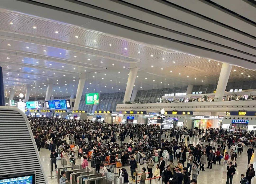 这是刚刚的杭州东站！出城大军出动，近40趟车次晚点！紧急回应