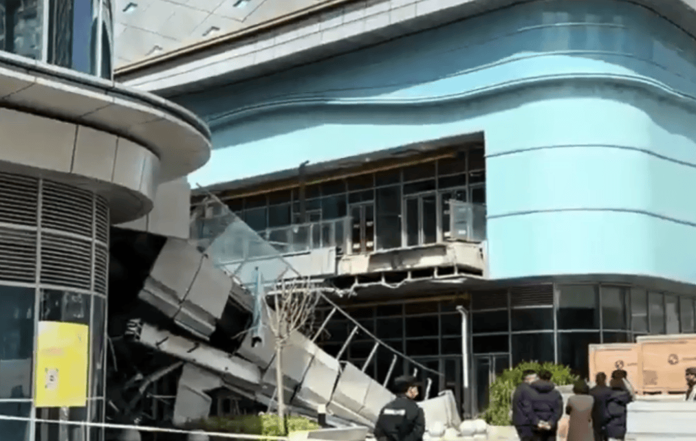 浙江一万达广场室外空中连廊,突然塌了!